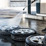 Wymiana opon, mycie samochodu - czy są obecnie dozwolone?